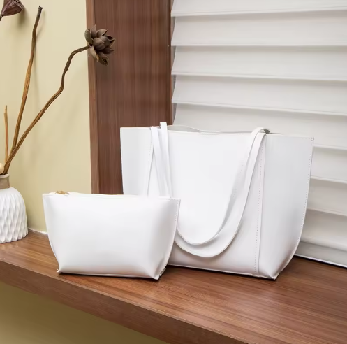 Borsa a spalla e pochette da viaggio