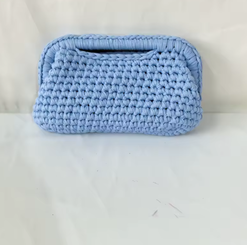Borsa all'uncinetto realizzata a mano